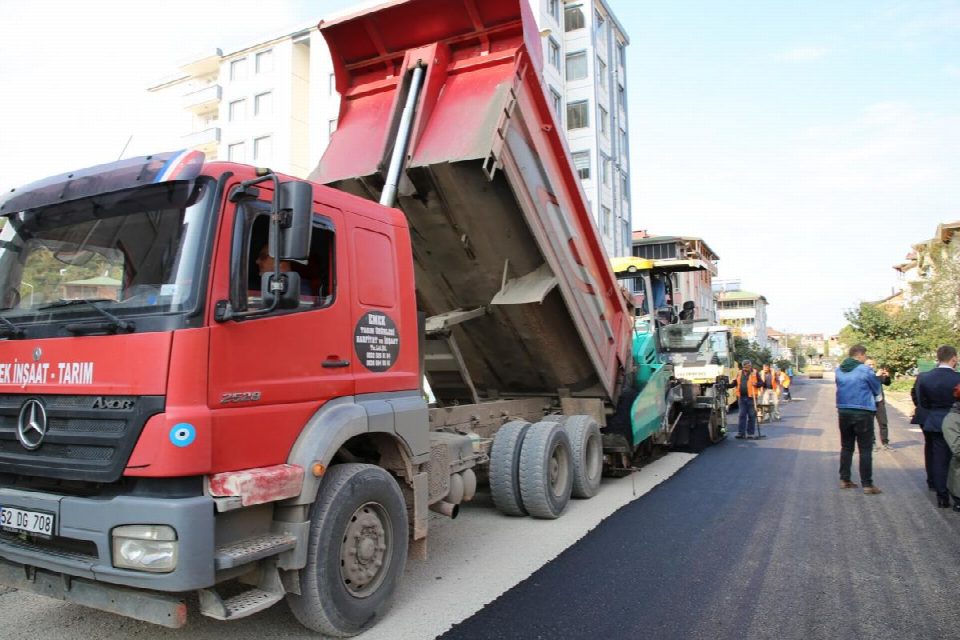 BEYAZIT CADDESİ SICAK ASFALTINA KAVUŞTU