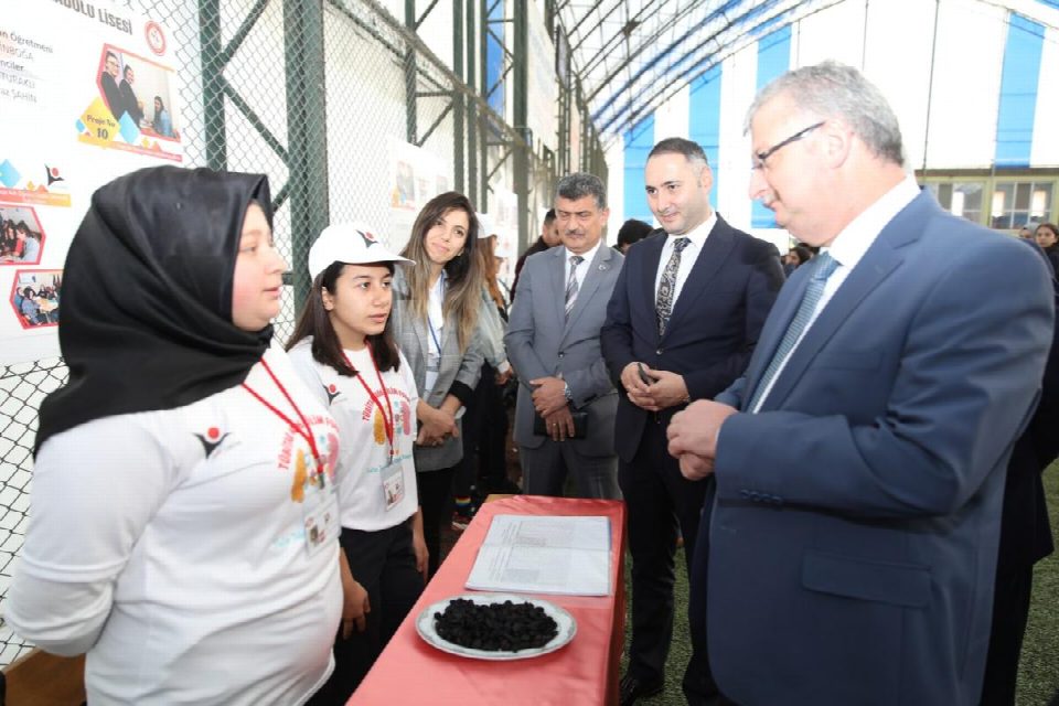 FATSA MESLEKİ VE TEKNİK ANADOLU LİSESİ’NDE TÜBİTAK 4006 BİLİM FUARI SERGİSİ