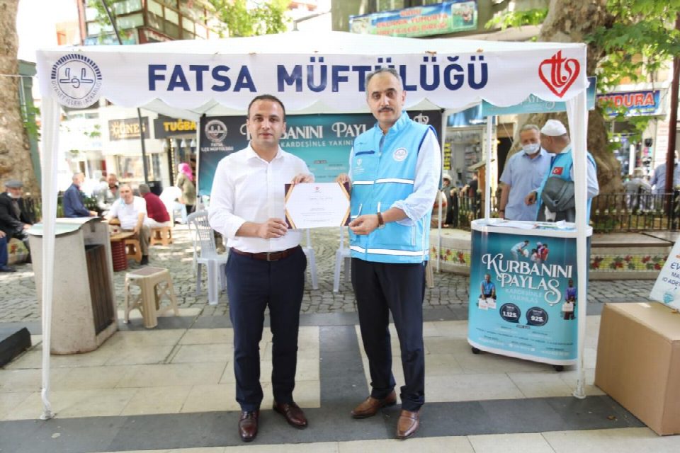 Belediye başkanı İbrahim Etem Kibar vekaletle kurbanını bağışladı