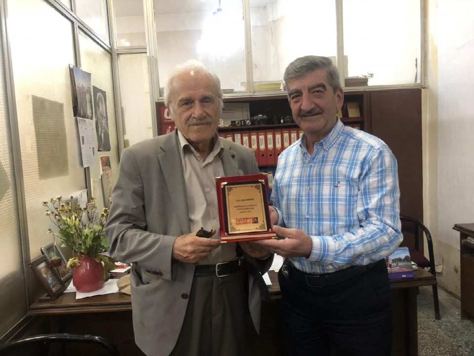 Zeki Sarıhan plaketini aldı