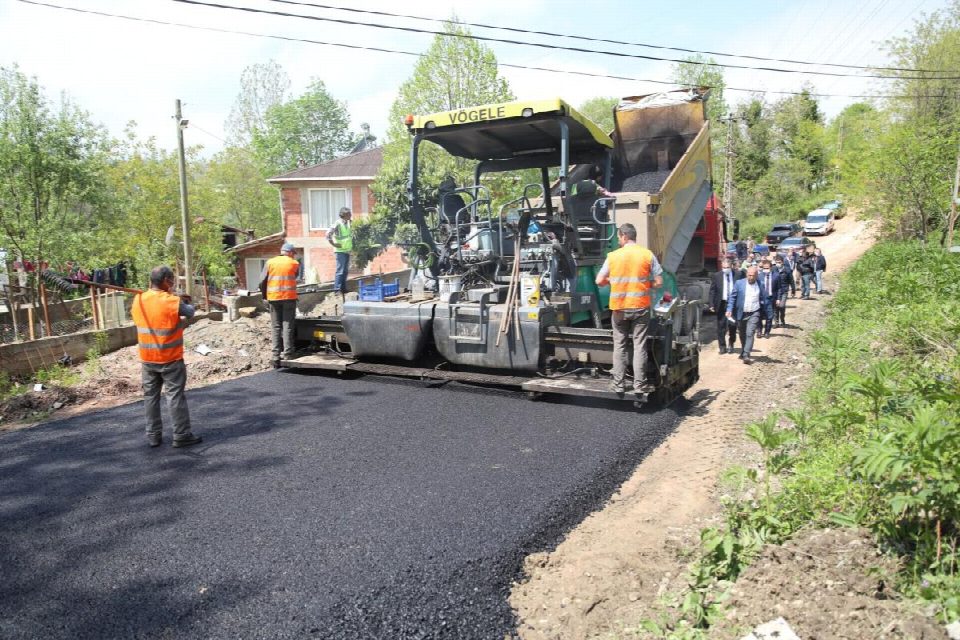 Demirci, Taşlıca, Kılavuzömer grup yolunda 5.5 km lik sıcak asfalt çalışmaları başladı