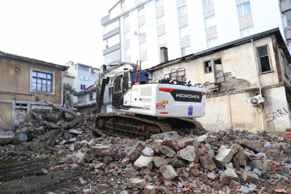Fatsa’da 20 metruk bina yıkıldı.Tespit edilen 46 metruk bina daha yıkılacak