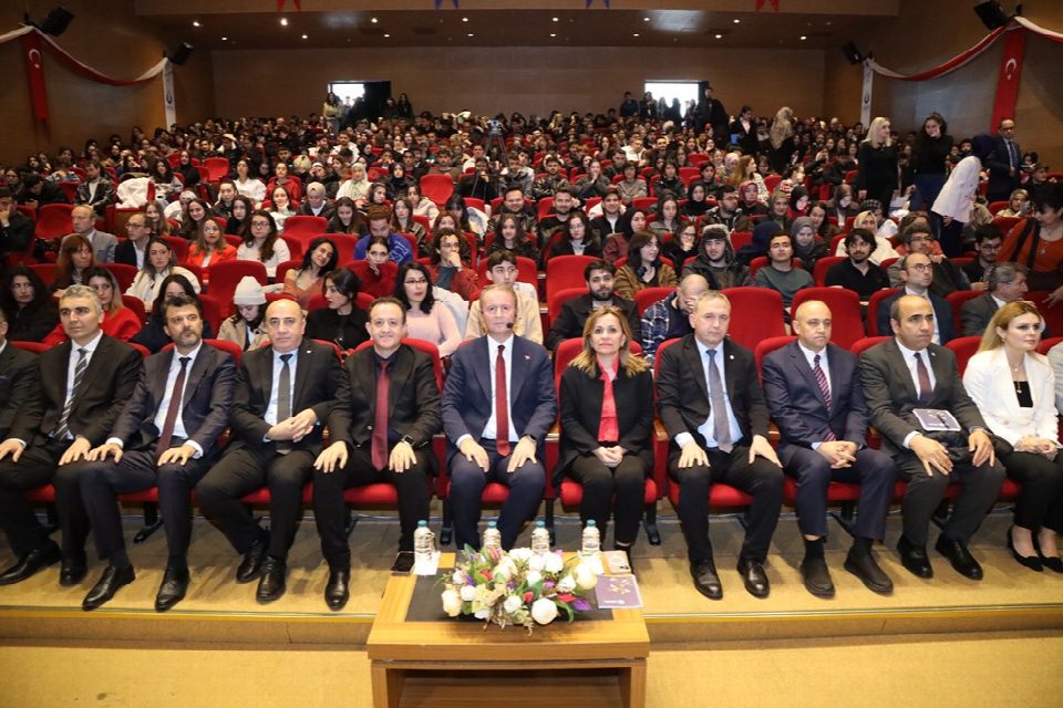 Rektör Baş, “Rektör öğrenci buluşması" Programı kapsamında öğrenciler ile bir araya geldi
