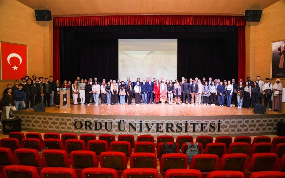 Rektör Baş, “Rektör-öğrenci buluşması”nda öğrencilerle bir araya geldi