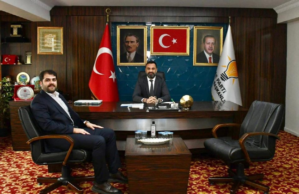 AK GEÇLİĞİN BAYRAĞI AV.EMRE KILIÇKAYA ‘YA EMANET
