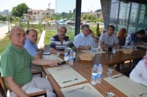 ÖĞRETMENLER YEMEKTE YILSONU STRESİNİ ATTI