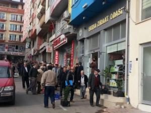 Üreticiler Uzun Kuyruklar Oluşturdu