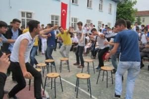 DENİZCİLER GÜNÜ ŞÖLEN HAVASINDA KUTLANDI