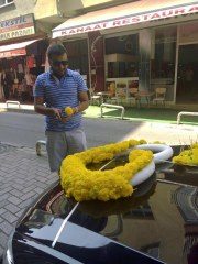 Düğün sezonundaki hareketlilik çiçekçilerin yüzünü güldürüyor
