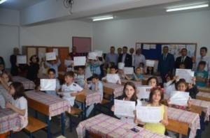 ÖĞRENCİLERİN KARNELERİ TÖRENLE DAĞITILDI