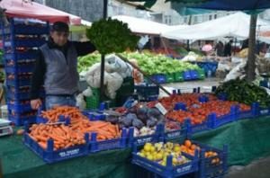 YÜKSEKLERDEKİ KAR YAĞIŞI VE SOĞUK HAVALAR PAZARDAKİ ESNAFLARI VURDU