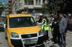 MİNİK TRAFİK POLİSLERDEN SÜRÜCÜLERE ÇİKOLATA VE ÇİÇEK