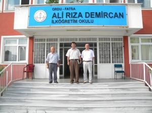 Müdür Gürsel Avcı beyaz bayrak alan okulu ziyaret etti