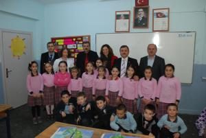 Başkan Anlayan’dan Atatürk İlkokulu’na bir diz üstü bilgisayar ve ses düzeni hediye