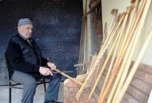 Doktorun tavsiyesine uydu, baston ustası oldu