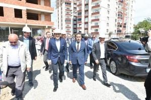 BAŞKAN HAZİNEDAR, ANNESİ ADINA YAPTIRDIĞI OKUL İNŞAATINI İNCELEDİ