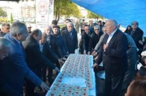 Alevi Kültür ve Yardımlaşma Derneği aşure dağıttı