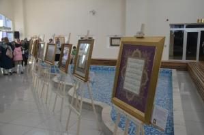İLÇEMİZDE“KALEMİN BEREKETİ” HAT VE TEZHİP SERGİSİ AÇILDI