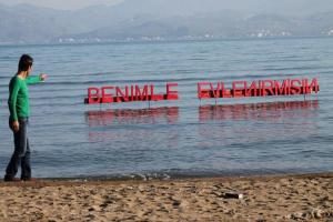 EVLENME TEKLİFİNİ DENİZE YAZDI