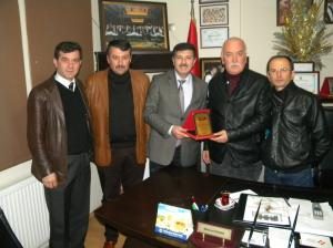 Muhtar Federasyonu Genel Başkanı Akdeniz’den, Özgen’e Onur Plaketi