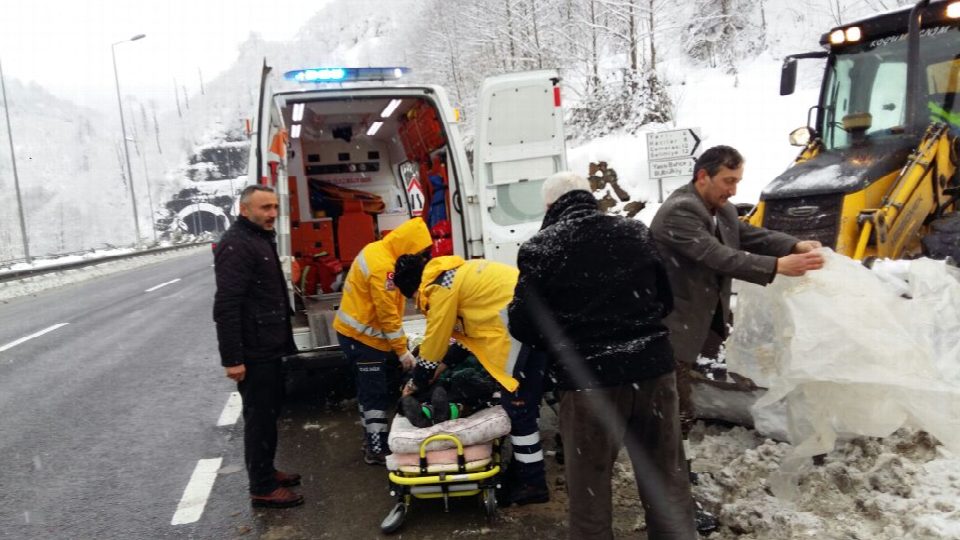 Acil hastayı ambulansa Fatsa belediyesi ekipleri yetiştirdi