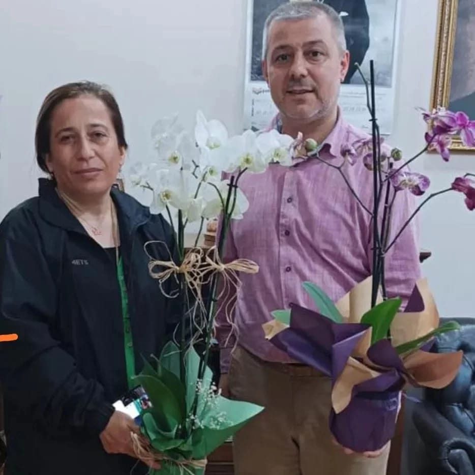 Gelen çiçekleri yetimler derneğine bağışladı