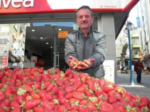 Kırmızı Çilekler Tezgahlarda