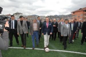 BAKAN KILIÇ ÇİM SAHAYI İNCELEDİ