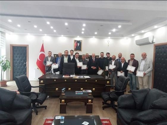 Hatimle teravih namazı kıldıran hocalara belgeleri takdim edildi