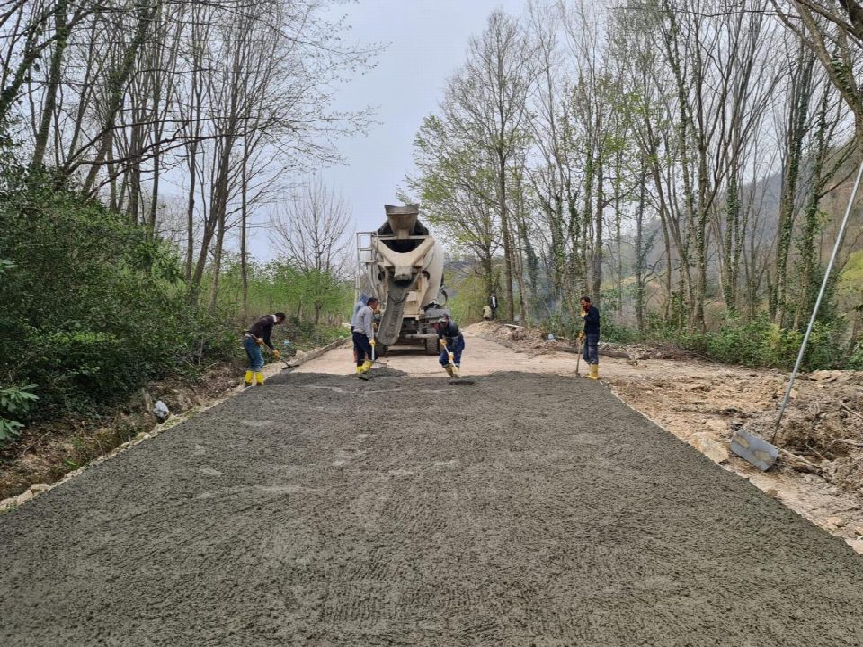 Sazcılar mahallesinde konforlu beton yol çalışması