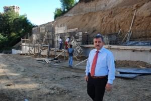 DOLMUŞ YOLUNDA PERDE DUVAR ÇALIŞMASI YAPILIYOR