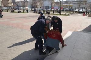 YAŞLI KADINA POLİS ŞEFKATİ