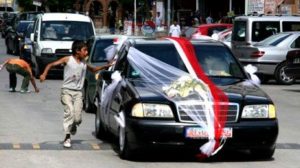 DÜĞÜN KONVOYUNUN ÖNÜNÜ KESMEK İSTEYEN ÇOCUĞA OTOMOBİL ÇARPTI