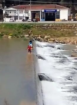IRMAKTAN KORKMADAN GEÇİYORLAR