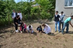 Engel Tanımayan Öğrenciler Bahçede Sebze Diktiler
