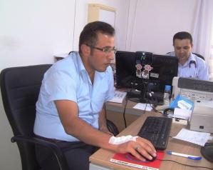 Sağlık Çalışanının elini Isırdı