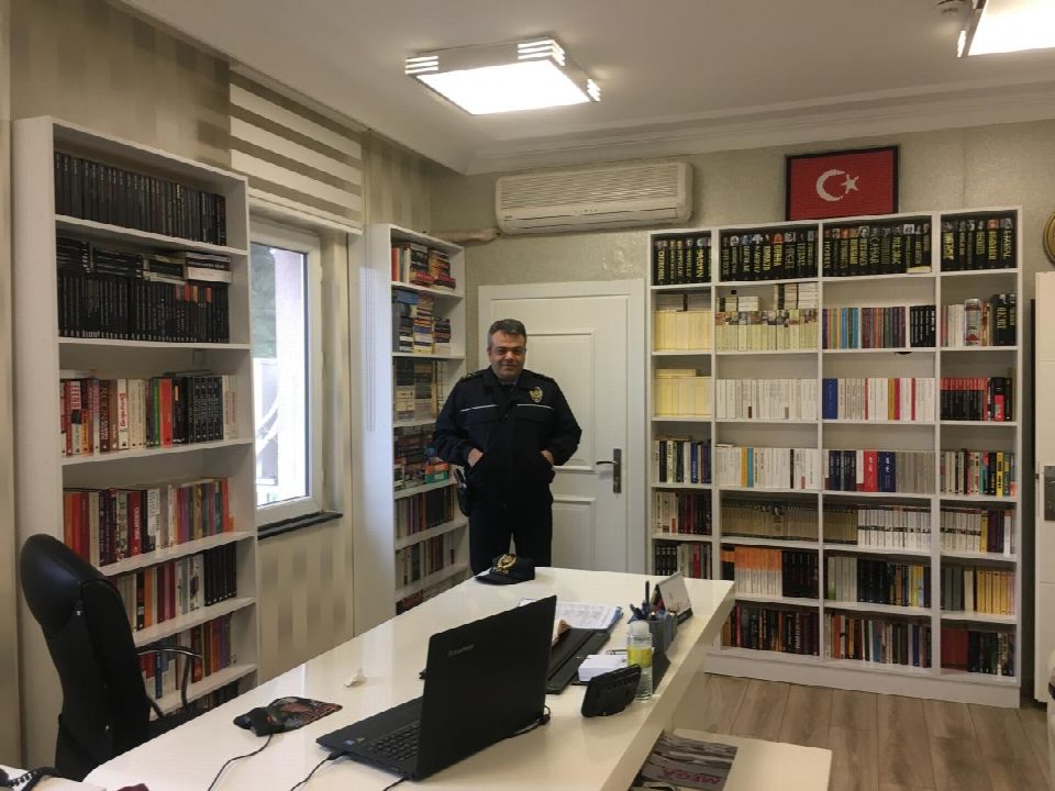 Makam Odasının bir bölümünü Kütüphaneye çevirdi