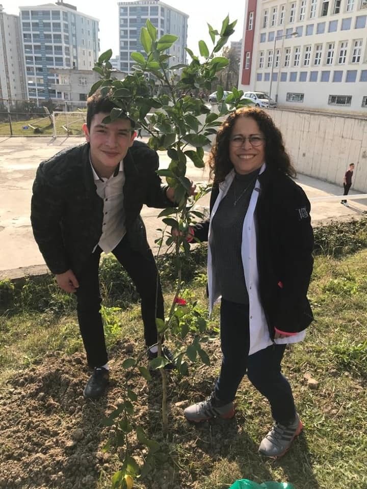 Farklı öğretmenler günü kutlaması yaptılar 40 Öğretmene, 40 ayrı Fidan verildi