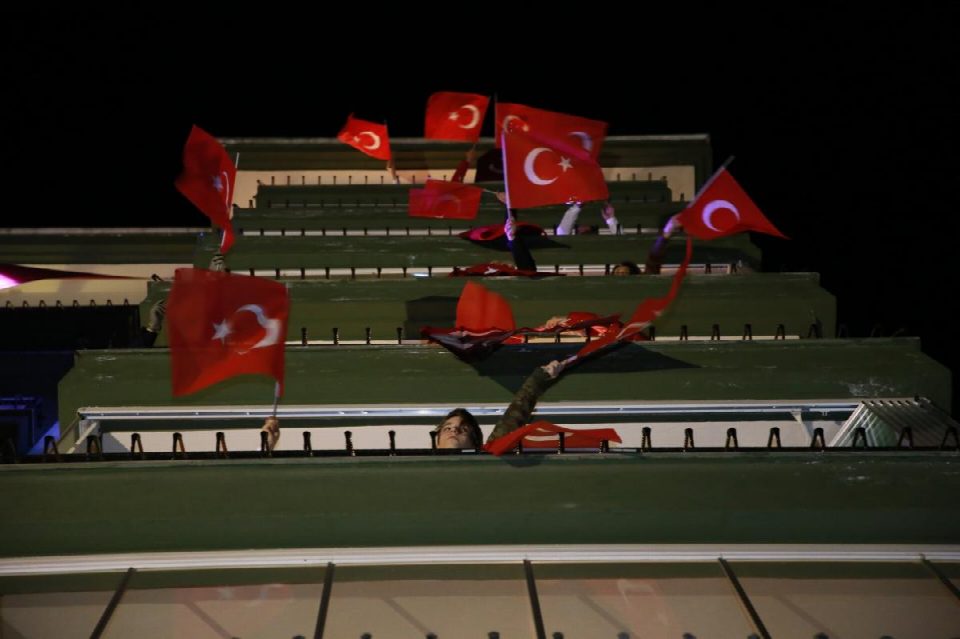TEK YÜREK OLDUK