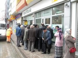 ATM'ler önünde Bayram Kuyruğu