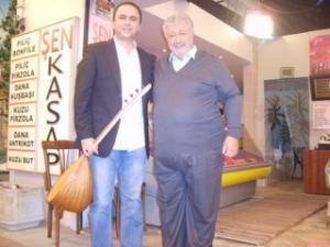 AYDIN BEYOĞLU, SEVİLEN DİZİ PAPATYAMDA ORDU TÜRKÜLERİNİ SÖYLEDİ