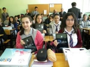 1021 Öğrenciye Tablet Bilgisayar Dağıtıldı