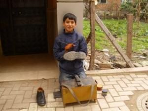TAKDİRLİ ÖĞRENCİ AYAKKABI BOYUYOR