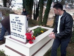 OP.DR. İBRAHİM VARNALI MEZARI BAŞINDA ANILDI