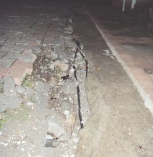 AÇIKTAKİ KABLOLAR TEHLİKE SAÇIYOR