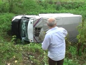 Kamyonet Şarampole Yuvarlandı