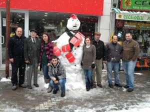 KARDAN ADAMLAR SARMIŞ DÖRT BİR YANIMIZI
