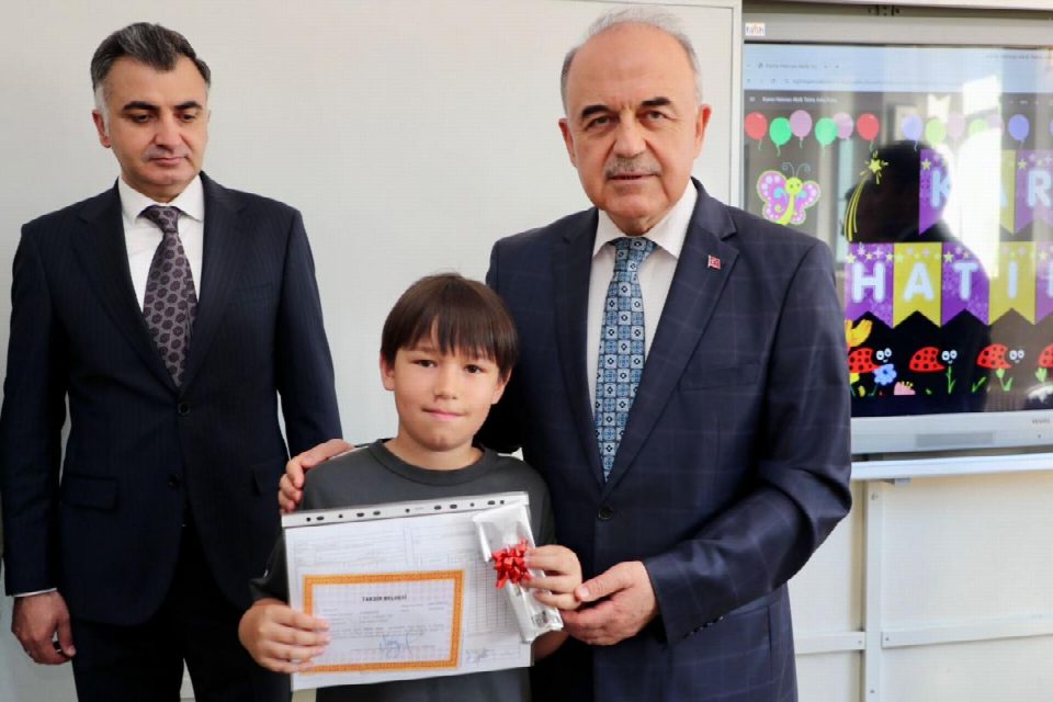 Vali Erol, öğrencilerin karne heyecanını paylaştı