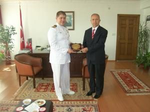 DENİZ KURMAY YARBAY F. YAVUZ URAS'DAN KAYMAKAM YURDAER'E ZİYARET
