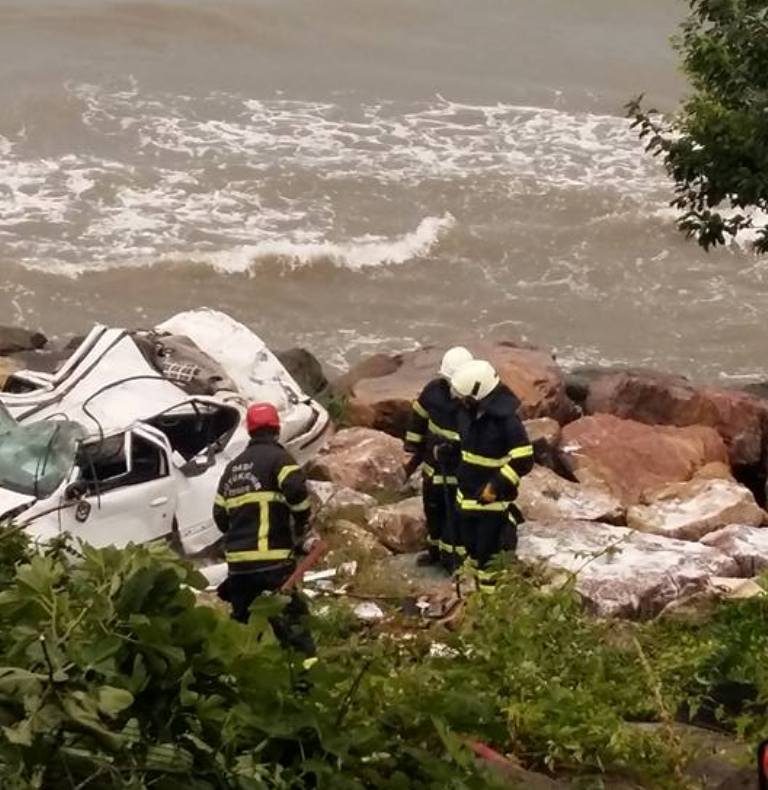 Hurdaya dönen araçtan sağ çıktı